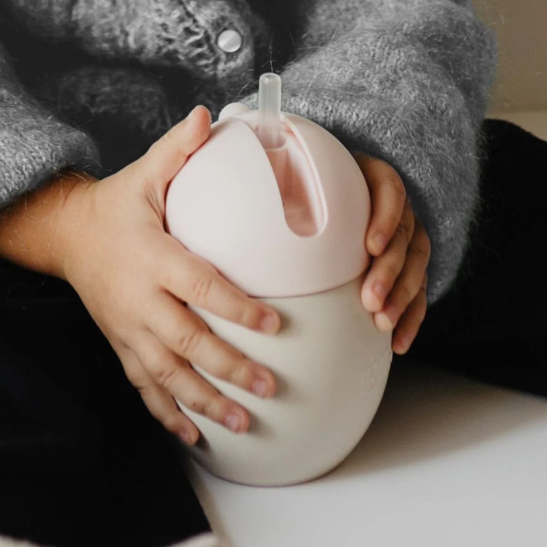 Обучающий поильник / Weighted straw cup “Coconut” 240 ml | Sand / Nude - 9m+