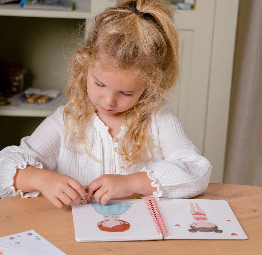 Стикербук Роза и друзья / Dress-up & Sticker Book