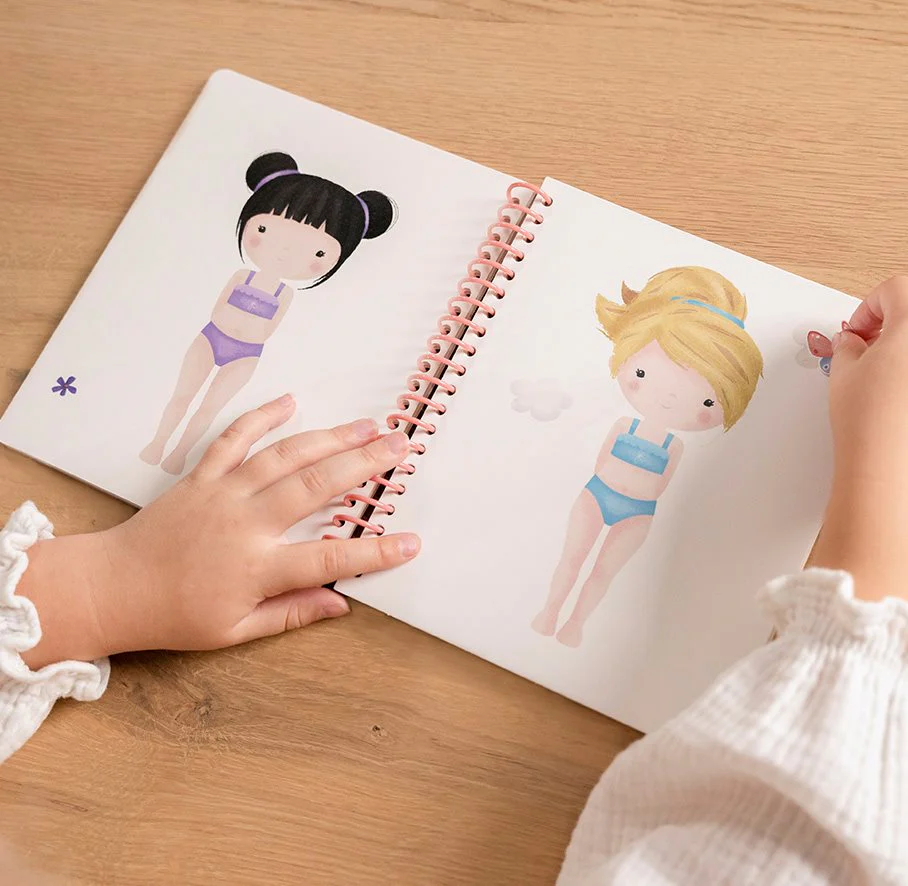 Стикербук Роза и друзья / Dress-up & Sticker Book